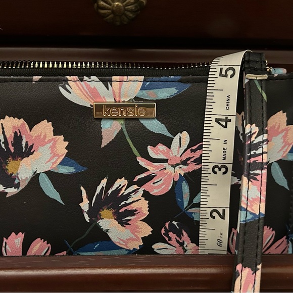 KENSIE wristlet. - Picture 4 of 5